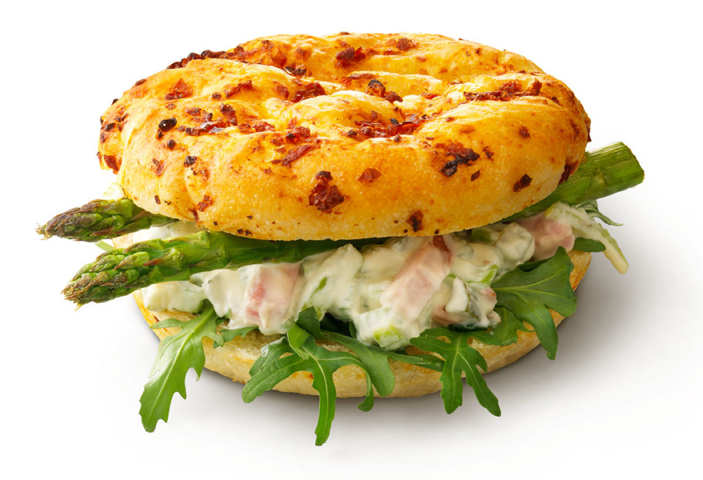 Focaccia grillhamsalade met asperges 013